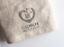Logo Igelhilfe der Stiftung Satis auf Leinen gedruckt.