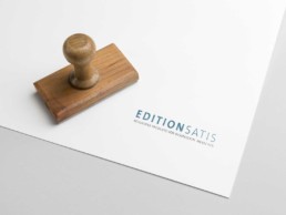 Logo Edition Satis. Untermarke der Stiftung Satis. Stempel, Druck. Markengestaltung durch Mizko Design.