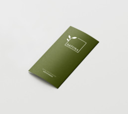 Satura Broschuere für den Nistkasten der Stiftung Satis